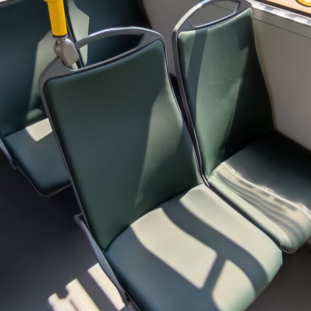 ciemnozielone fotele - obicia ze sztucznej skory