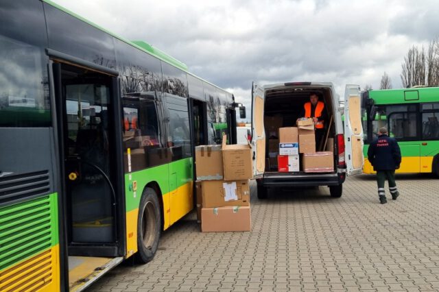 pakowanie darow dla ukrainy do autobusow
