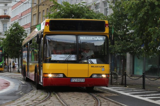 zolto-czerwony autobus neoplan