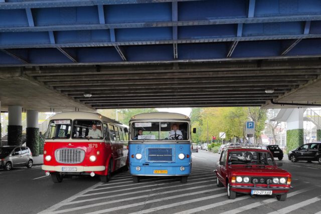 Od lewej: czerwony Jelcz czyli ogórek, niebieski autobus San oraz czerwony Fiat