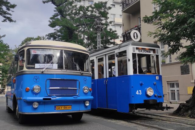 Niebieski autobus San zaparkowany obok niebieskiego tramwaju