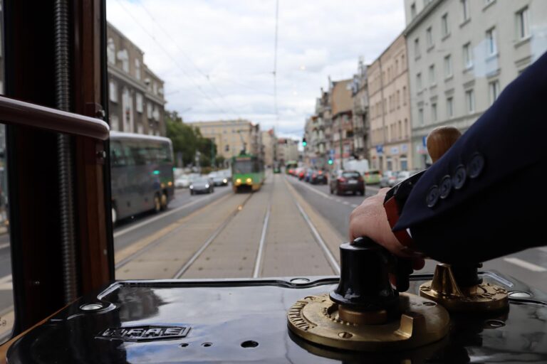 Widok z historycznego tramwaju na torowisko