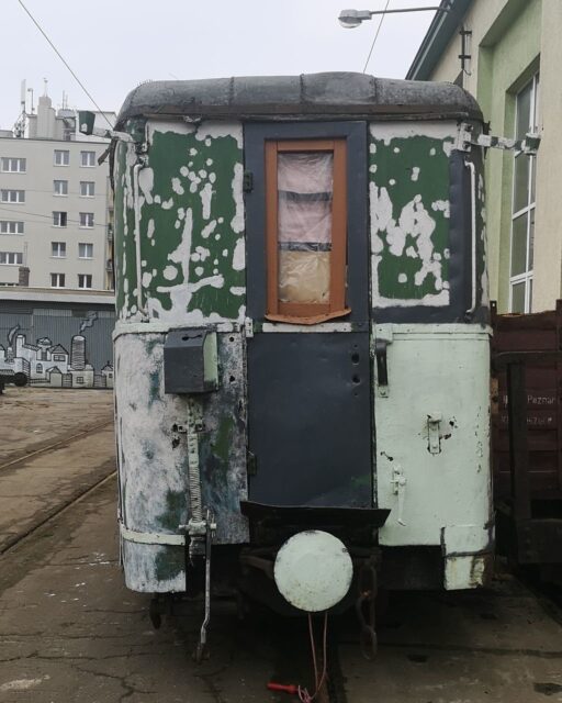 Zniszczony wagon tak zwany opolski stojący na terenie zajezdni