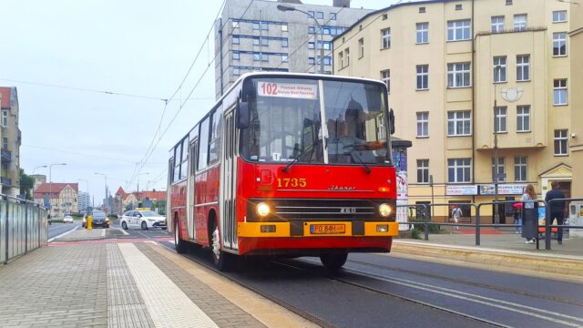 VII Zlot Zabytkowych Autobusów w Bydgoszczy z udziałem Ikarusa należącego do MPK Poznań