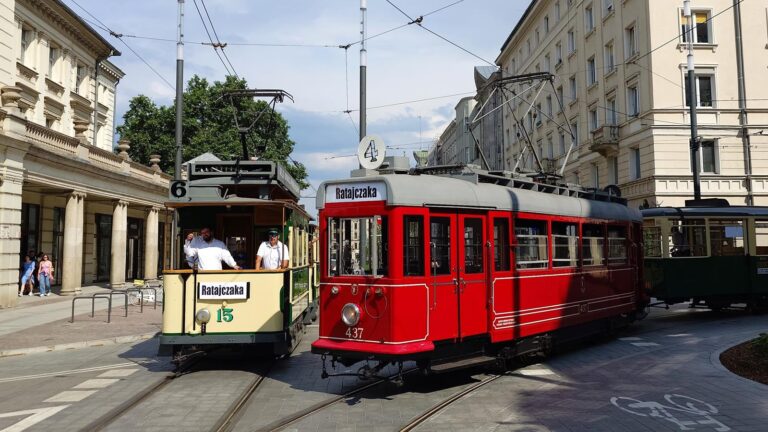 Dwa historyczne tramwaje - kremowy z numerem 15 i otwartym pomostem oraz czerwony ze zdobieniami i numerem 437