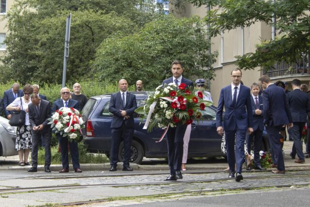 Prezes MPK Poznań Krzysztof Dostatni oraz wiceprezes Jerzy Zalwowski składają kwiaty