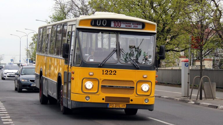 Żółty autobus DAF z numerem 1222 pod szybą