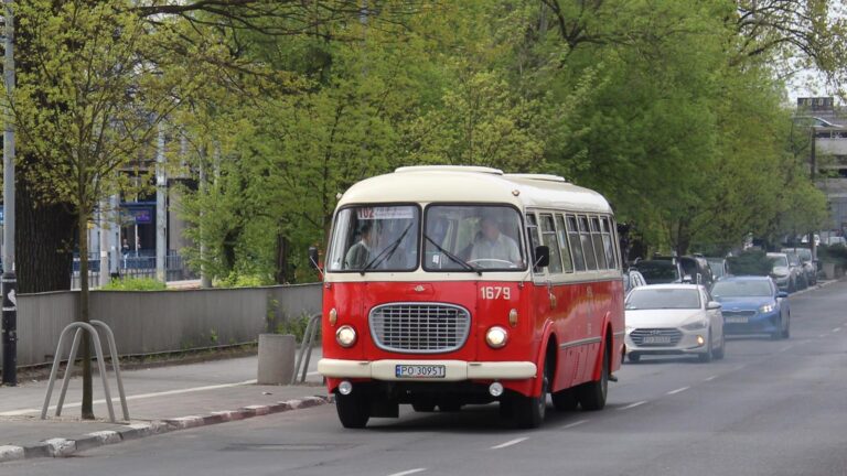 Czerwony autobus na jezdni