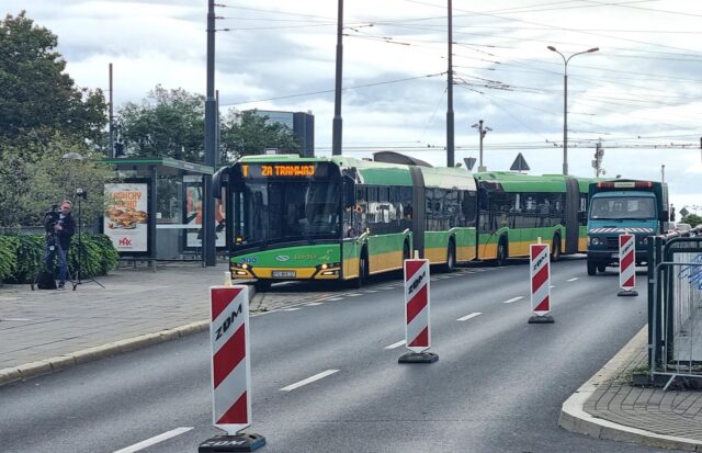 Autobus za tramwaj na ulicy Roosevelta