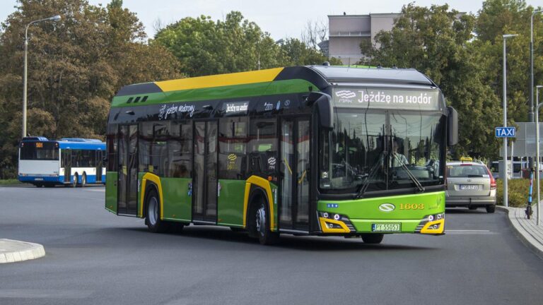 Autobus wodorowy marki Solaris w barwach MPK Poznań