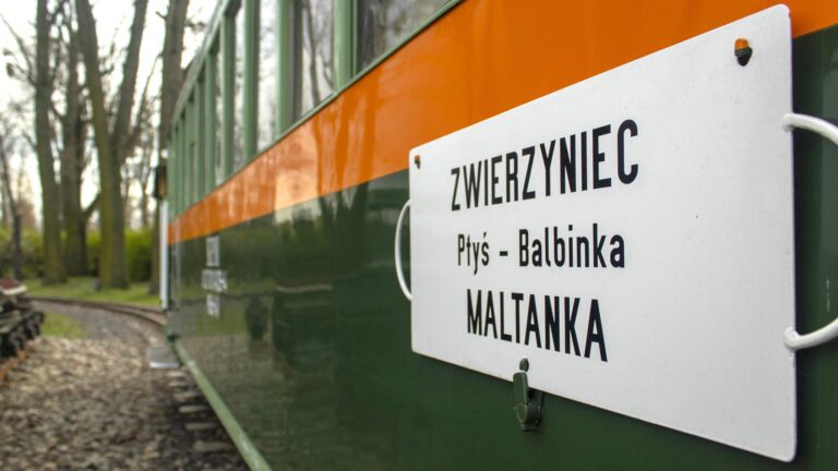 Tablica z napisem Zwierzyniec - Ptyś - Balbinka - Maltanka na boku wagonu