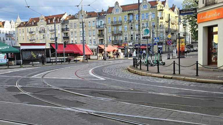 Widok na łuk tramwajowy prowadzący do ul. Kraszewskiego