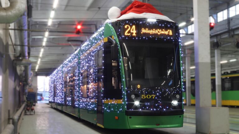 Świąteczna bimba MPK Poznań - tramwaj w czapce Mikołaja, ozdobiony światełkami