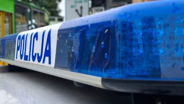 Sygnalizator błyskowy z napisem Policja na dachu radiowozu