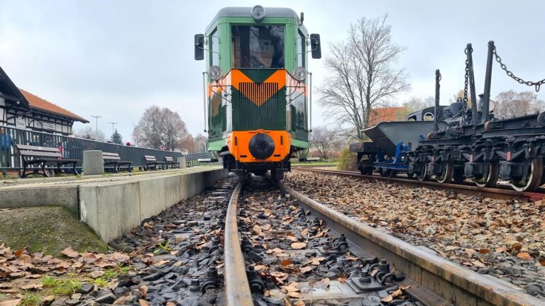 Wagon, tak zwany ryjek, na torowisku