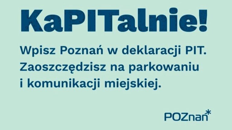 Na niebieskim tle napis - KaPITalnie. Wpisz Poznań w deklaracji PIT. Zaoszczędzisz na komunikacji miejskiej i parkowaniu