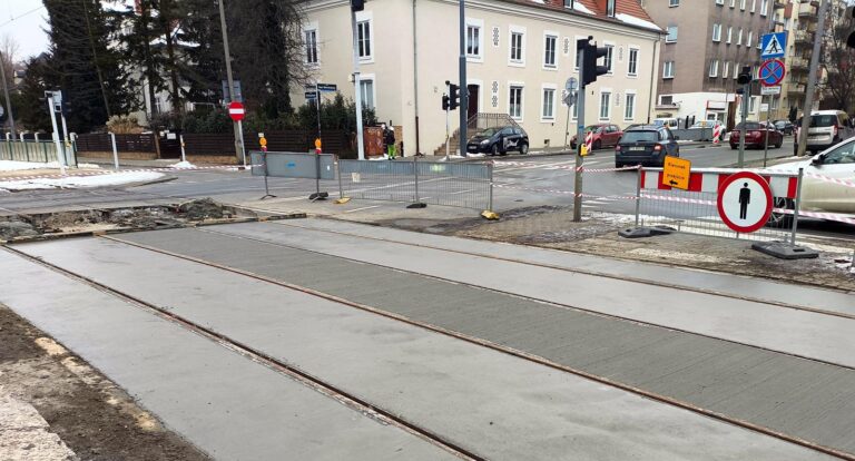 Świeży beton pomiędzy szynami na torowisku tramwajowym