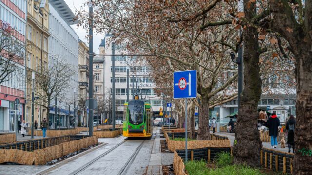 Tramwaj przy budynku zwanym Okrąglakiem