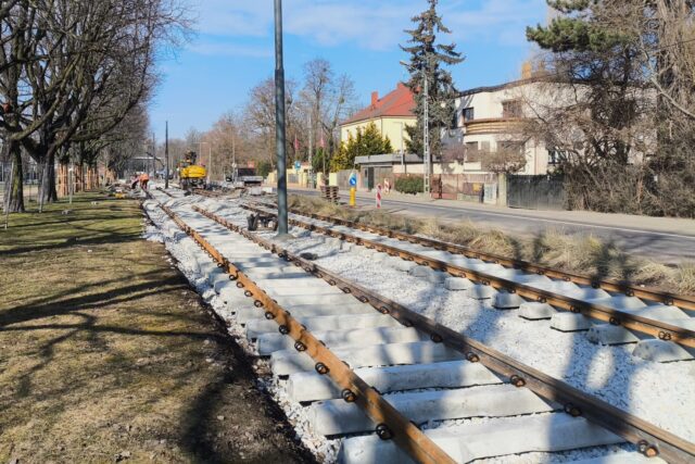 Jasne podkłady i tłuczeń pod układanymi szynami