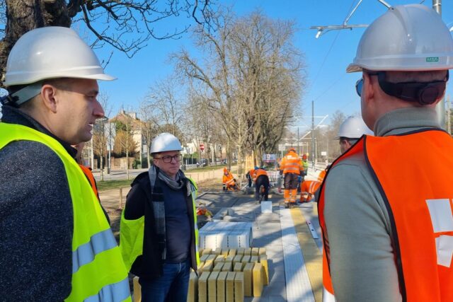 Mariusz Wiśniewski - zastępca prezydenta Poznania oraz Rafał Brzeziński, zastępca dyrektora ZTM w miejscu prowadzenia prac